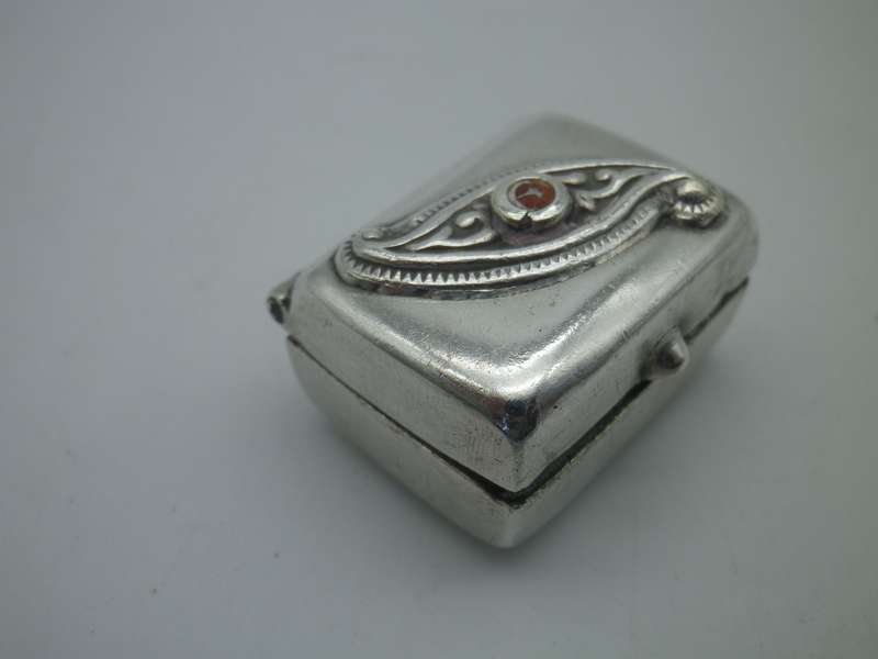 Sterling Silver vintage pill box with stone inset. 3x 2.4 x 1.2cm  21.5 g