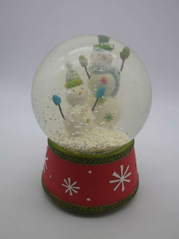Large Musical CHRISTMAS Vintage Snow Globe.  Plays "We wish you a merry Christmas" works perfectly