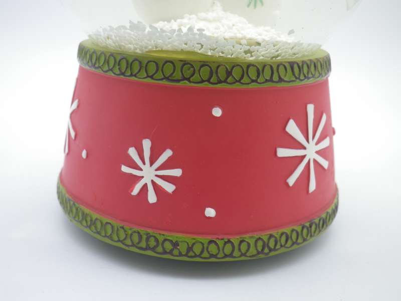 Large Musical CHRISTMAS Vintage Snow Globe.  Plays "We wish you a merry Christmas" works perfectly