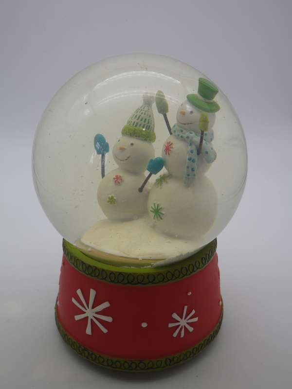 Large Musical CHRISTMAS Vintage Snow Globe.  Plays "We wish you a merry Christmas" works perfectly