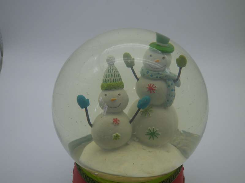 Large Musical CHRISTMAS Vintage Snow Globe.  Plays "We wish you a merry Christmas" works perfectly