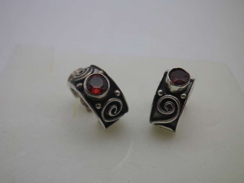 Pretty Sterling Silver & Garnet Vintage earrings. 1.5cm across. garnets: 4mm 3.8 g