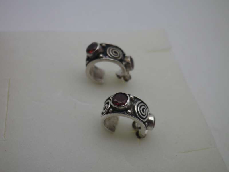Pretty Sterling Silver & Garnet Vintage earrings. 1.5cm across. garnets: 4mm 3.8 g