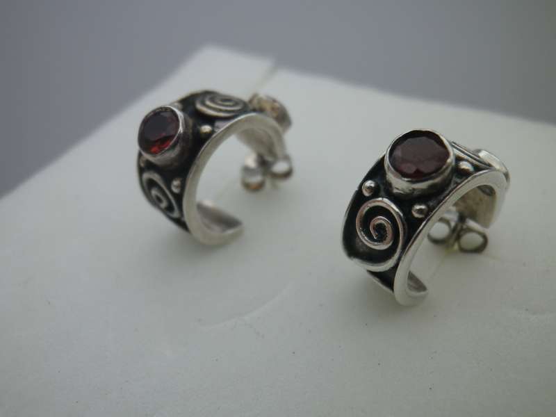 Pretty Sterling Silver & Garnet Vintage earrings. 1.5cm across. garnets: 4mm 3.8 g
