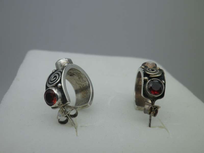 Pretty Sterling Silver & Garnet Vintage earrings. 1.5cm across. garnets: 4mm 3.8 g