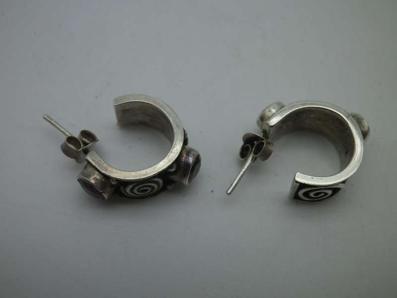 Pretty Sterling Silver & Garnet Vintage earrings. 1.5cm across. garnets: 4mm 3.8 g