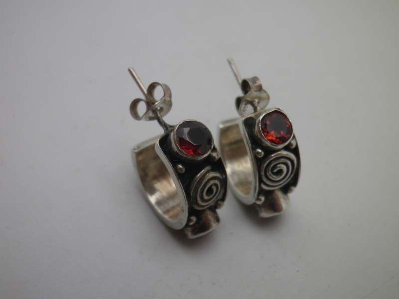 Pretty Sterling Silver & Garnet Vintage earrings. 1.5cm across. garnets: 4mm 3.8 g