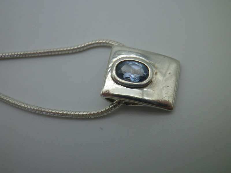STERLING SILVER & TANZANITE NECKLACE. chain: 45cm long. 11g