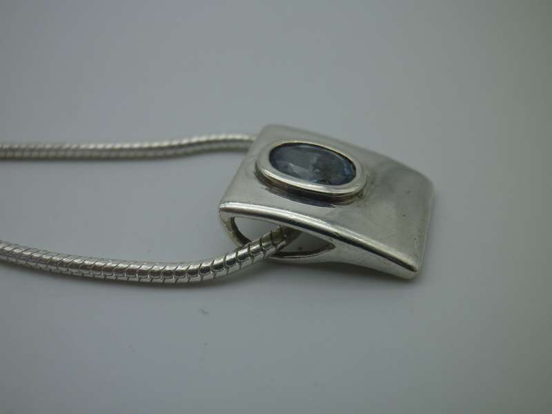 STERLING SILVER & TANZANITE NECKLACE. chain: 45cm long. 11g