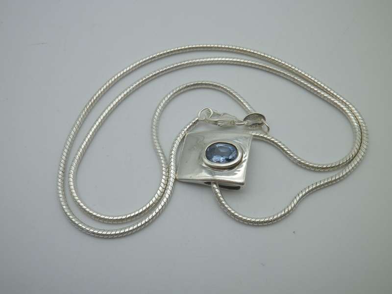 STERLING SILVER & TANZANITE NECKLACE. chain: 45cm long. 11g