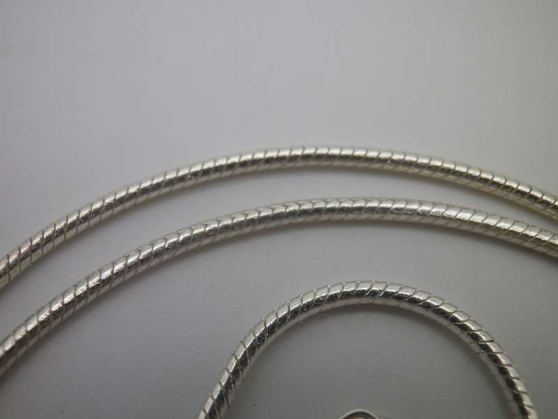 STERLING SILVER & TANZANITE NECKLACE. chain: 45cm long. 11g