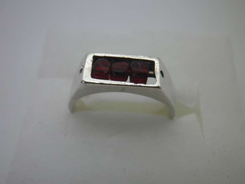 Sterling Silver wit 3 Garnet beads Vintage Spinner Ring. Size: P. 3.08 grams