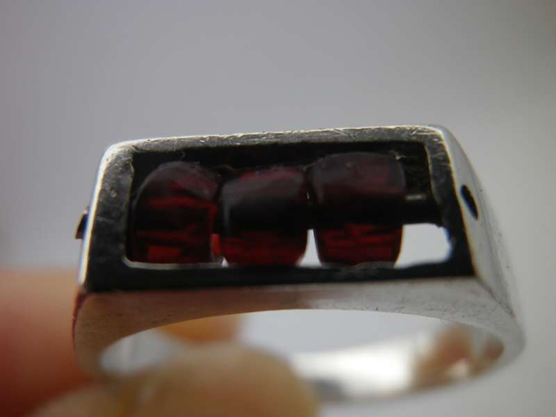 Sterling Silver wit 3 Garnet beads Vintage Spinner Ring. Size: P. 3.08 grams