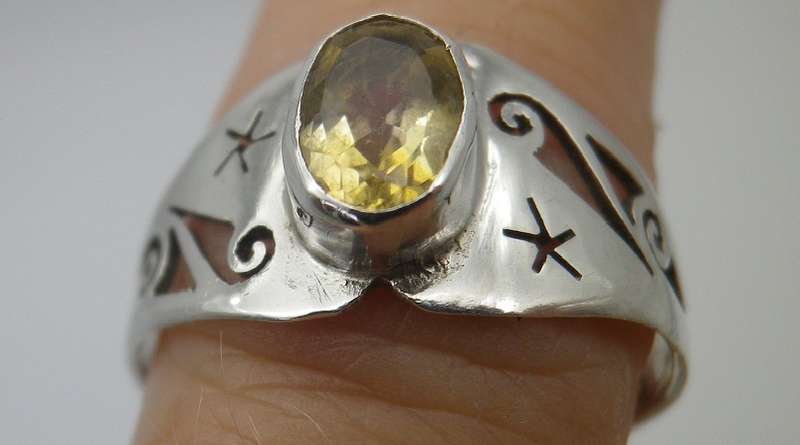 Sterling Silver & Citrine Vintage Designer Ring. 2 grms Size: N