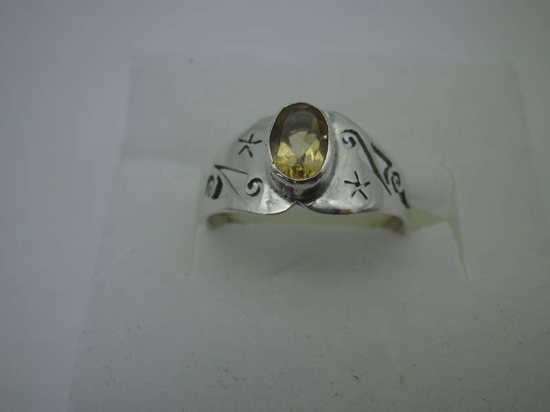 Sterling Silver & Citrine Vintage Designer Ring. 2 grms Size: N