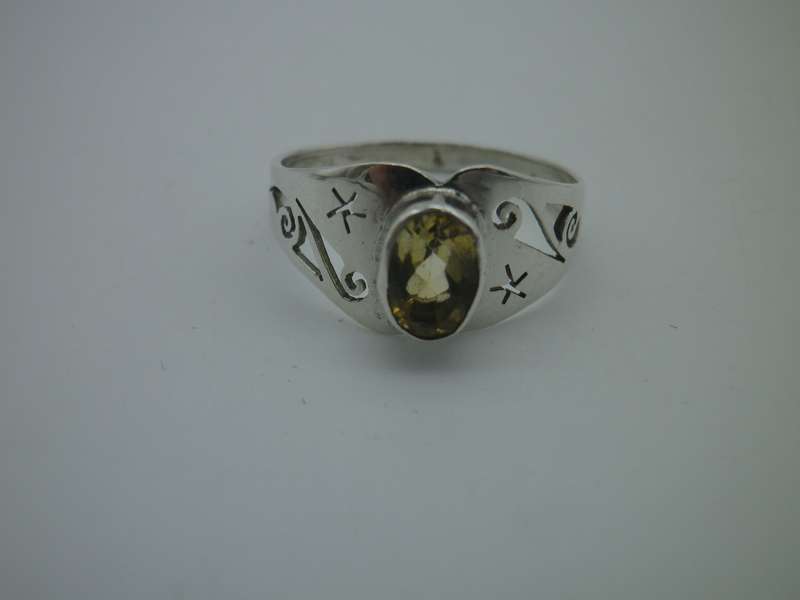 Sterling Silver & Citrine Vintage Designer Ring. 2 grms Size: N