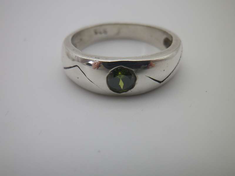 Sterling Silver & Peridot Vintage Ring.  3.7 grms Size: M