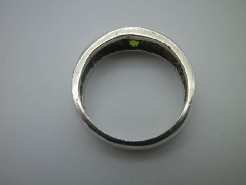 Sterling Silver & Peridot Vintage Ring.  3.7 grms Size: M