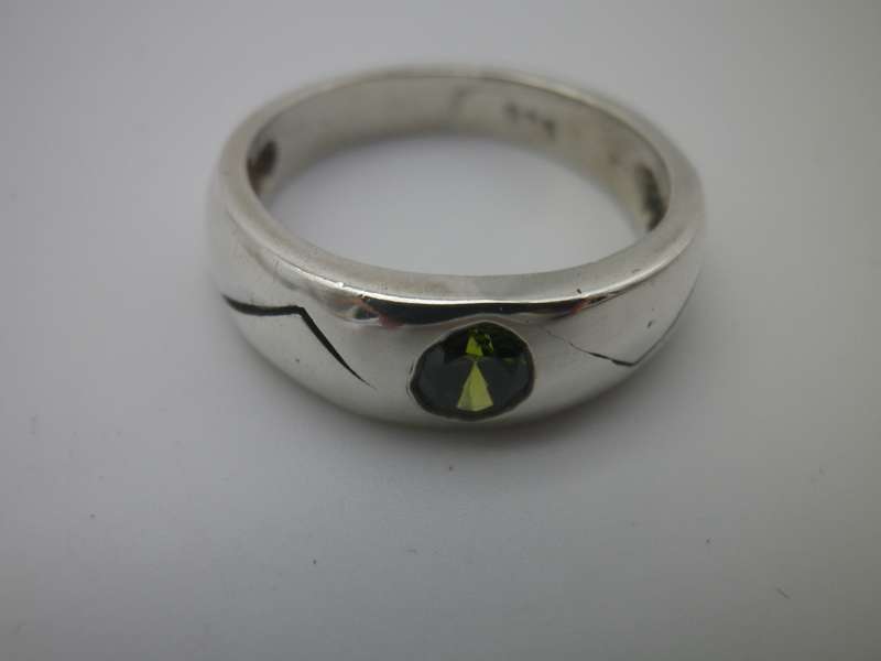 Sterling Silver & Peridot Vintage Ring.  3.7 grms Size: M