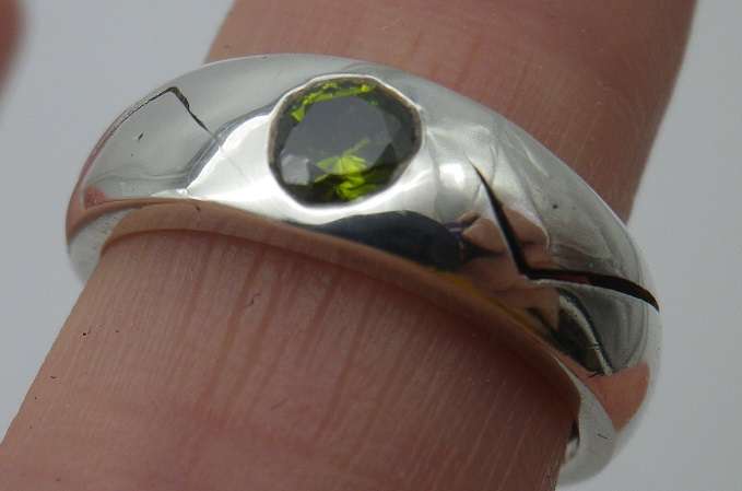 Sterling Silver & Peridot Vintage Ring.  3.7 grms Size: M