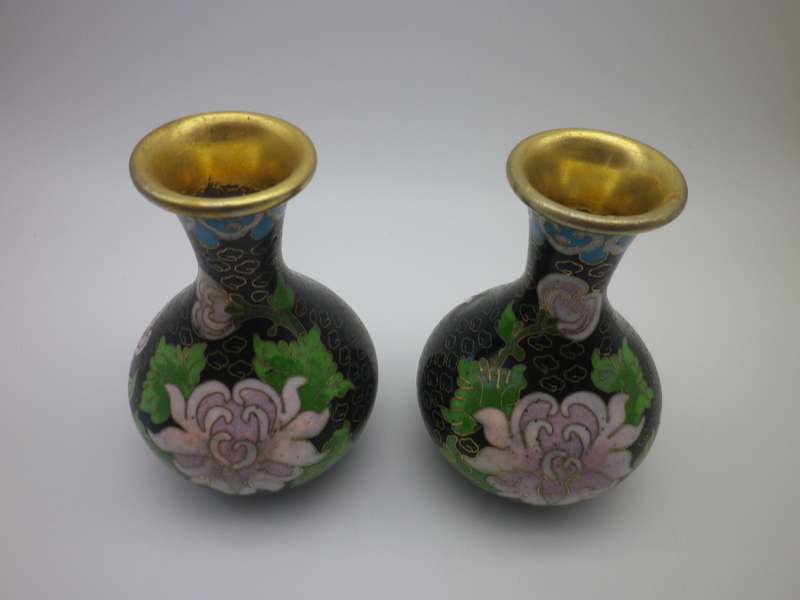 Pretty Pair matching Chinese Cloisonne vases. Chrysanthamum design. Republic period (1912-1949) 10cm