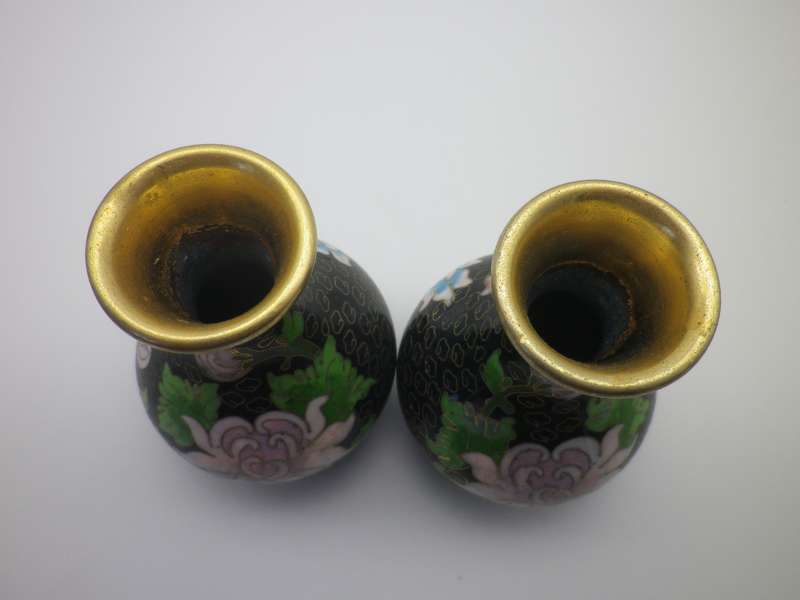 Pretty Pair matching Chinese Cloisonne vases. Chrysanthamum design. Republic period (1912-1949) 10cm