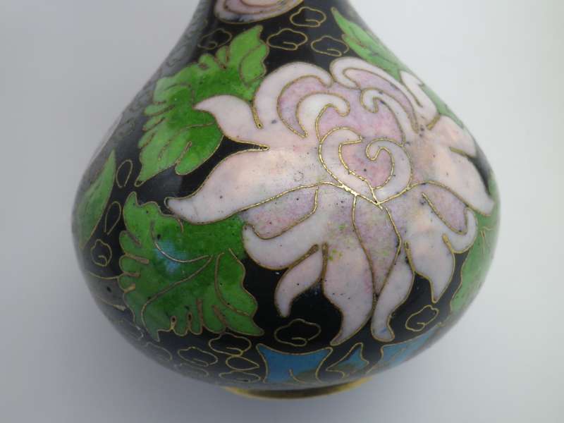 Pretty Pair matching Chinese Cloisonne vases. Chrysanthamum design. Republic period (1912-1949) 10cm