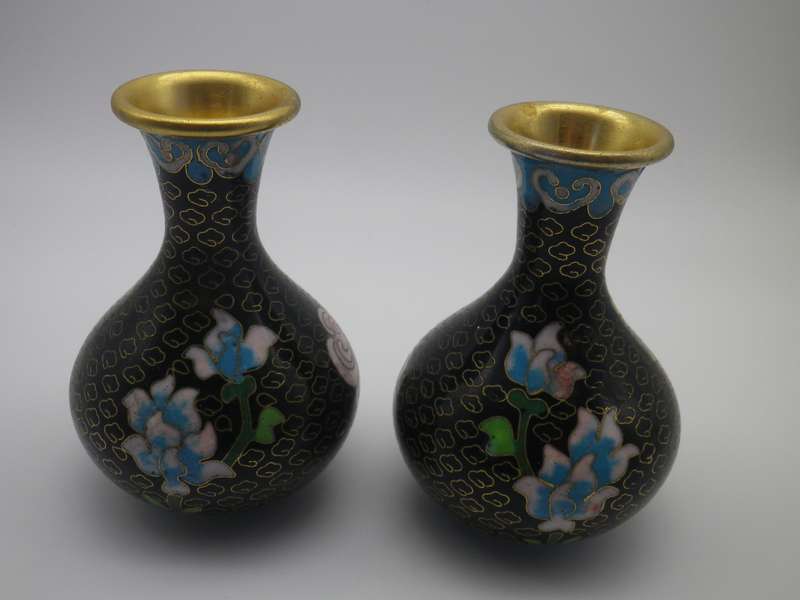 Pretty Pair matching Chinese Cloisonne vases. Chrysanthamum design. Republic period (1912-1949) 10cm