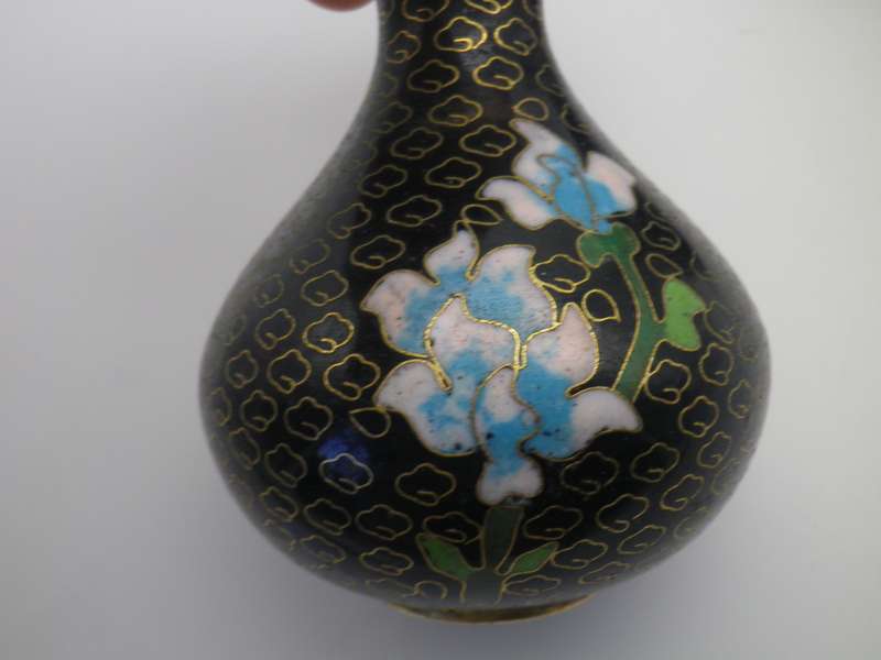Pretty Pair matching Chinese Cloisonne vases. Chrysanthamum design. Republic period (1912-1949) 10cm