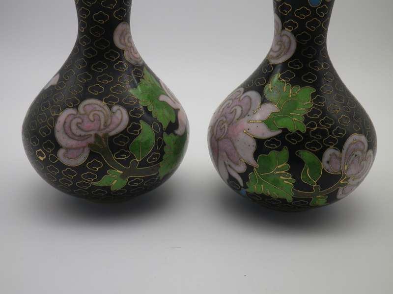 Pretty Pair matching Chinese Cloisonne vases. Chrysanthamum design. Republic period (1912-1949) 10cm