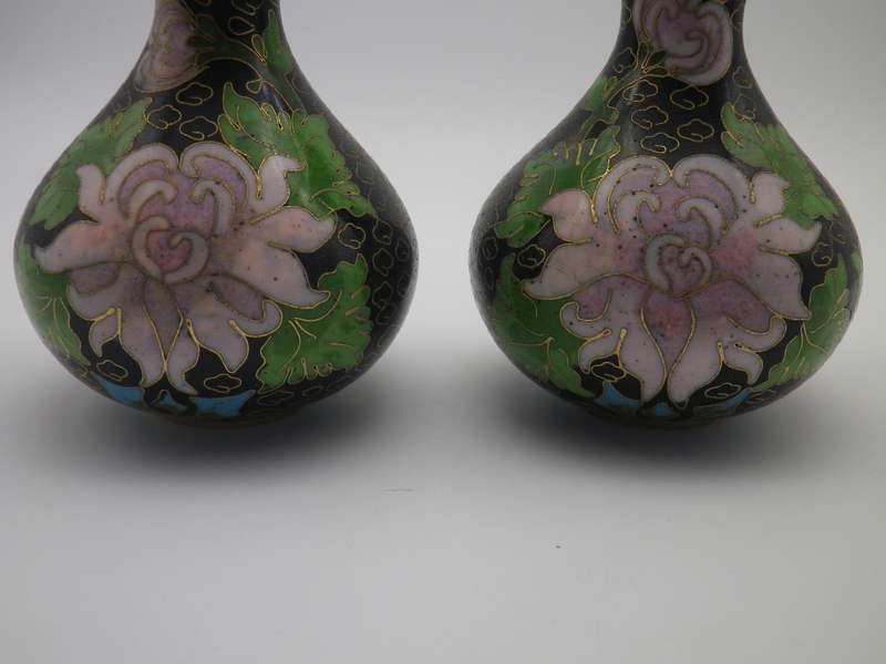 Pretty Pair matching Chinese Cloisonne vases. Chrysanthamum design. Republic period (1912-1949) 10cm