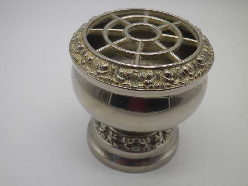 Good quality Small Vintage silver plated Ianthe Rose bowl. Made in England.