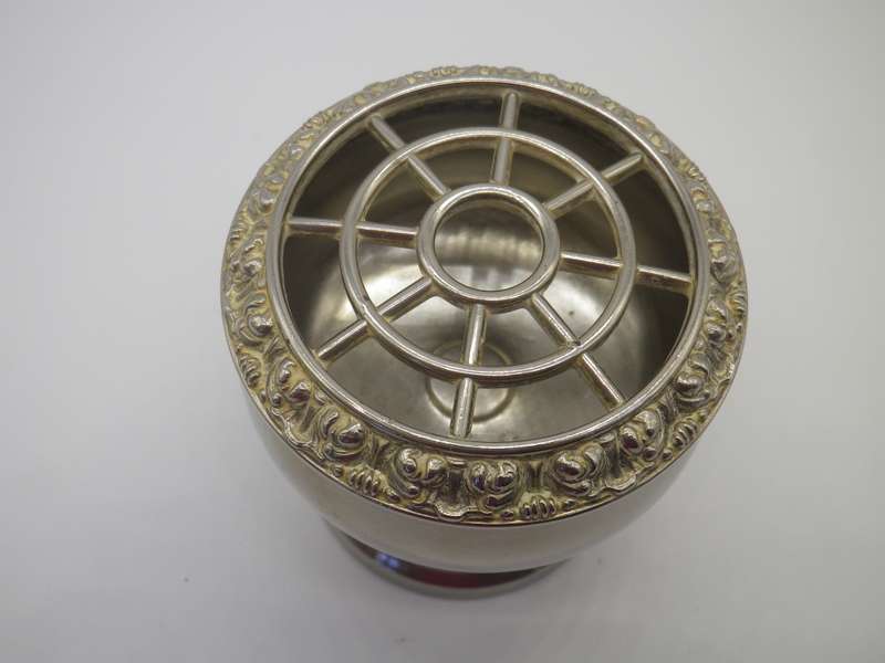 Good quality Small Vintage silver plated Ianthe Rose bowl. Made in England.