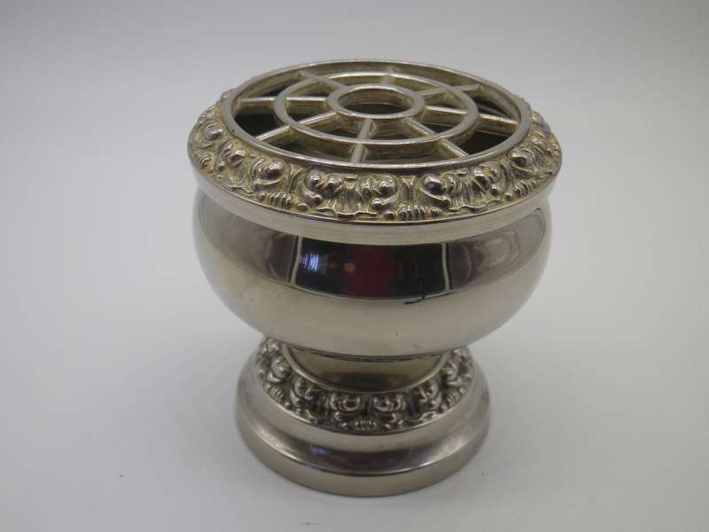 Good quality Small Vintage silver plated Ianthe Rose bowl. Made in England.