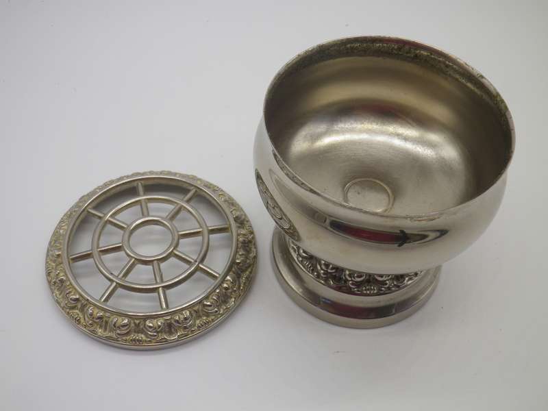 Good quality Small Vintage silver plated Ianthe Rose bowl. Made in England.