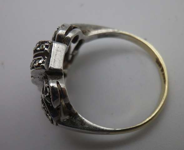 Sterling Silver, 9ct Gold & Marcasite Vintage Ring. 3.6 g. Size: K 1/2