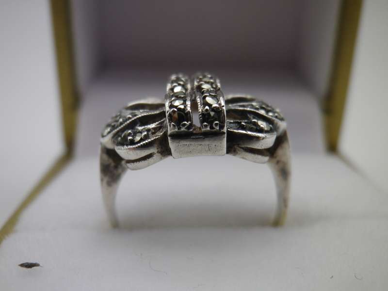Sterling Silver, 9ct Gold & Marcasite Vintage Ring. 3.6 g. Size: K 1/2