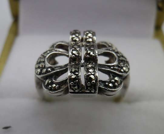Sterling Silver, 9ct Gold & Marcasite Vintage Ring. 3.6 g. Size: K 1/2