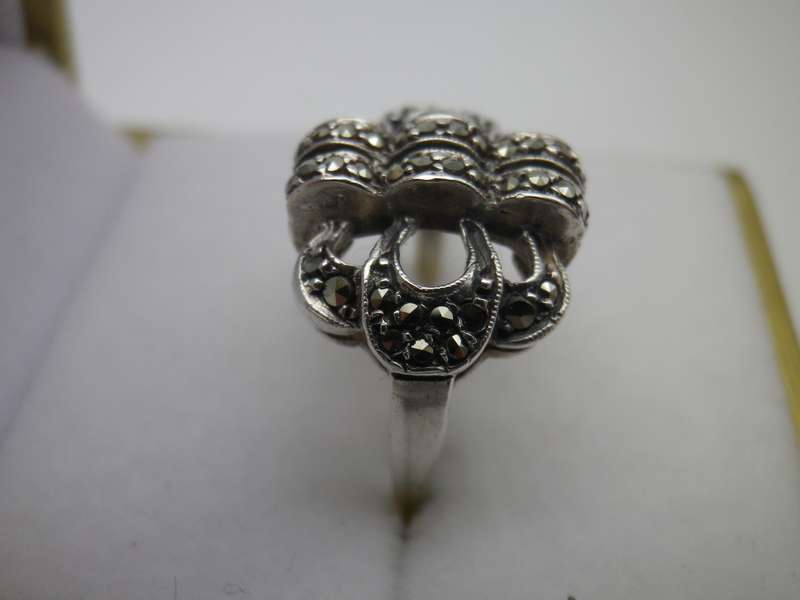 Sterling Silver, 9ct Gold & Marcasite Vintage Ring. 3.6 g. Size: K 1/2