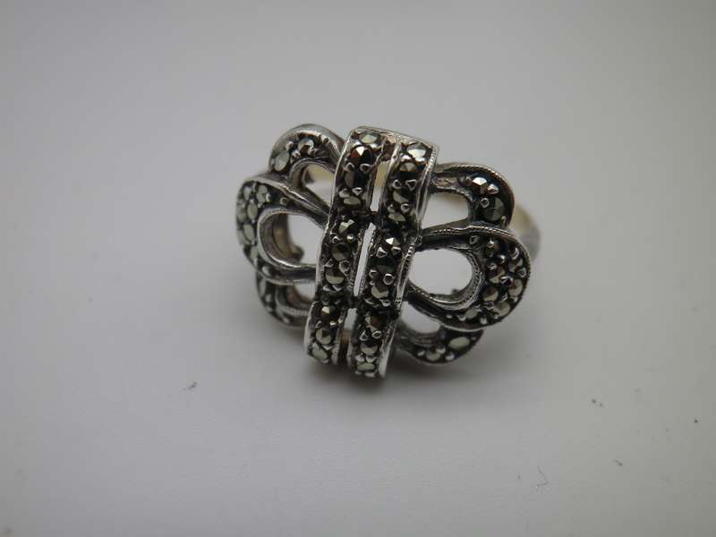 Sterling Silver, 9ct Gold & Marcasite Vintage Ring. 3.6 g. Size: K 1/2