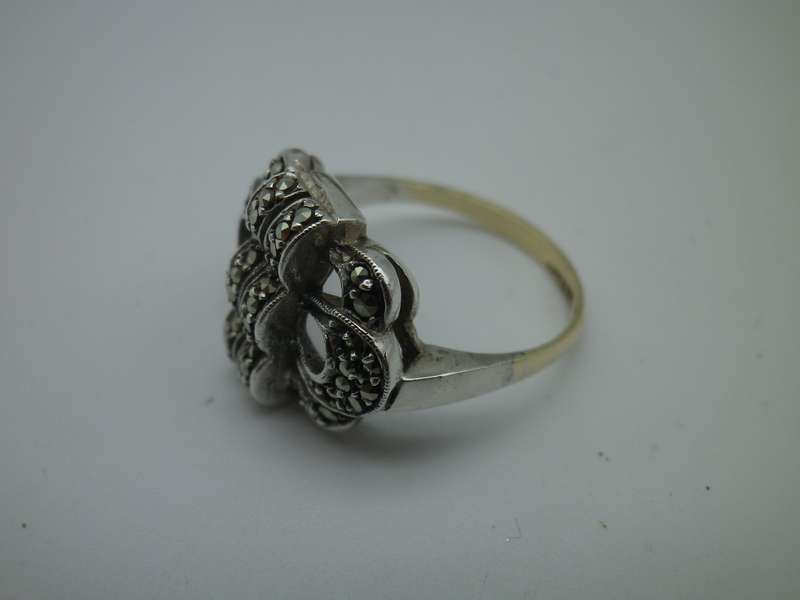 Sterling Silver, 9ct Gold & Marcasite Vintage Ring. 3.6 g. Size: K 1/2