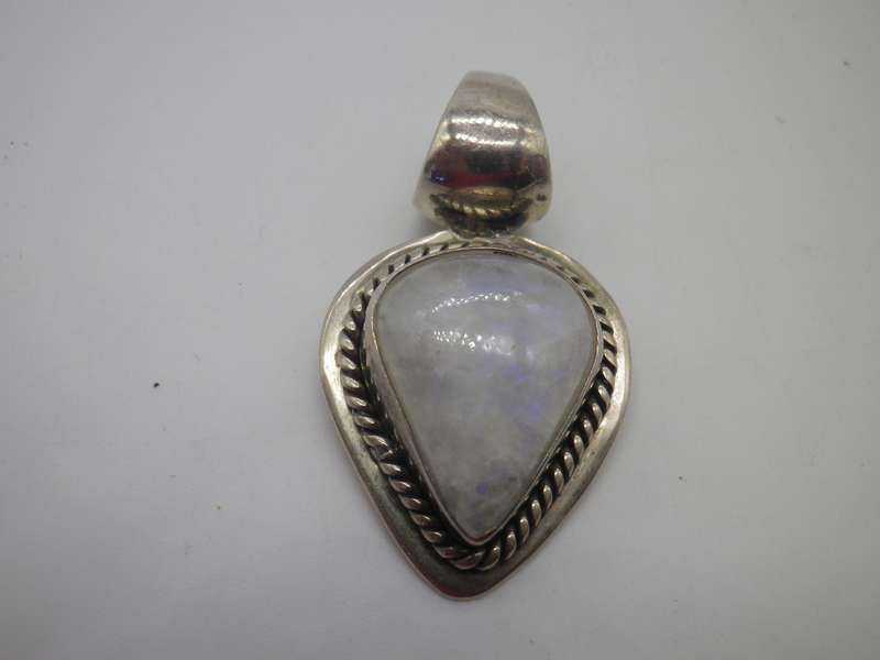 Vintage Chunky Sterling silver & MOONSTONE Pendant. 4.3 X 2.4cm 9g