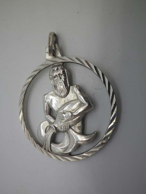 Large Sterling Silver aquarius zodiac pendant. 3.5 x 2.8cm