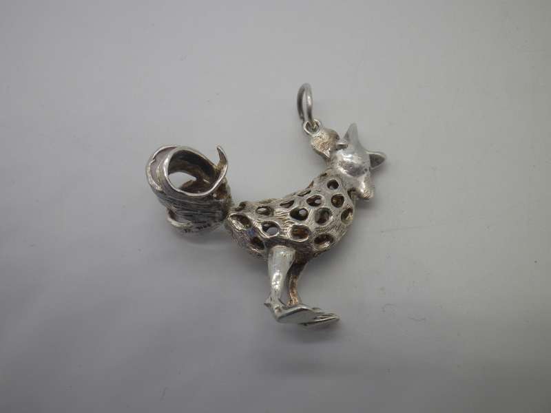 Large Hallmarked  Sterling Silver Rooster Pendant. LONDON 1975. 4cm x 3cm 9g