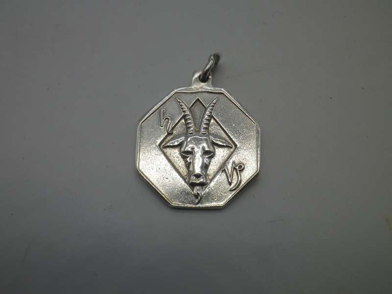 Vintage Sterling Silver Octagonal CAPRICORN ZODIAC PENDANT. 2.5cm x 2cm. 3.25g