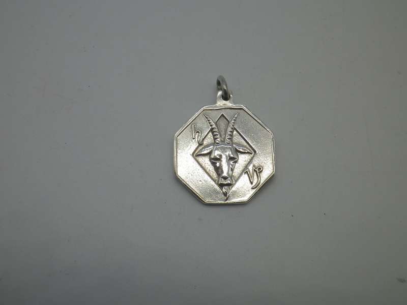 Vintage Sterling Silver Octagonal CAPRICORN ZODIAC PENDANT. 2.5cm x 2cm. 3.25g