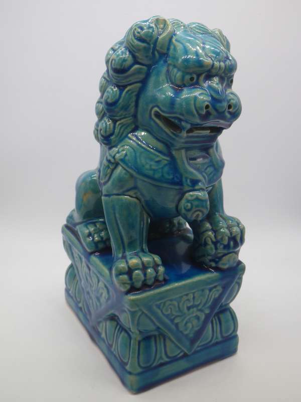 LARGE ORIENTAL CERAMIC TEMPLE LION . 25CM TALL LONELY AS MATE IS MISSING