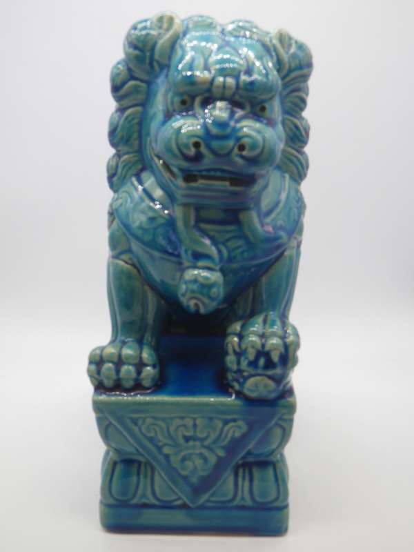 LARGE ORIENTAL CERAMIC TEMPLE LION . 25CM TALL LONELY AS MATE IS MISSING