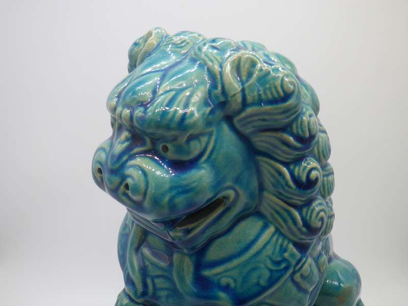 LARGE ORIENTAL CERAMIC TEMPLE LION . 25CM TALL LONELY AS MATE IS MISSING