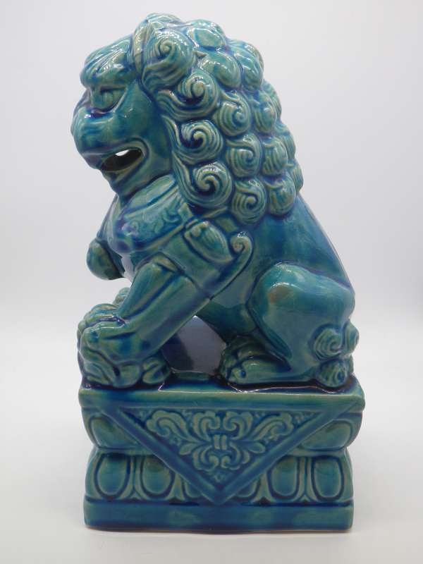 LARGE ORIENTAL CERAMIC TEMPLE LION . 25CM TALL LONELY AS MATE IS MISSING